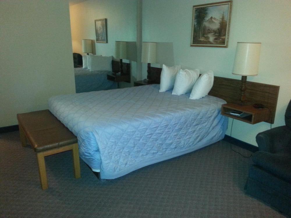 Queen Room interior